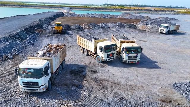 Be Carefully,Best Activities SHANTUI Bulldozer DH17C2 And Dump Trucks Pour And Push Stones Into Mud