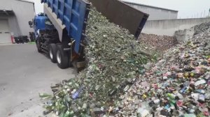 Переработка 1000 тонн стеклянных бутылок в новые материалы / Японский завод