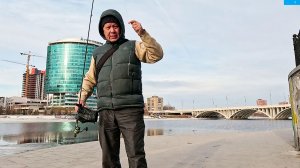 Первая рыбалка на спиннинг на городском пруду.