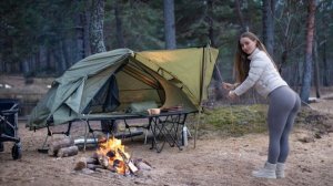Одиночный кемпинг с небольшой палаткой. Холодная ночь с моей собакой на берегу моря.