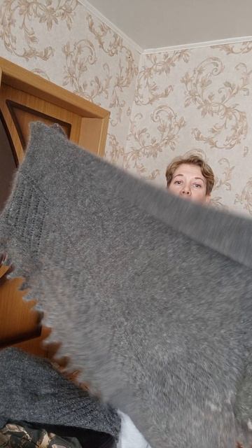 Большой серый пуховый теплый платок классика, с широкой каймой.130-130. 8500 +79030300712