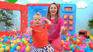 Адам помогает маме ухаживать за собачкой