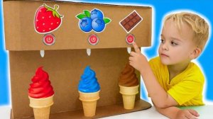 Крис и мама играют с автоматом для сладостей для детей