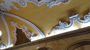 Метро станции интерьер пассажиры поезд Лубянка - Комсомольская