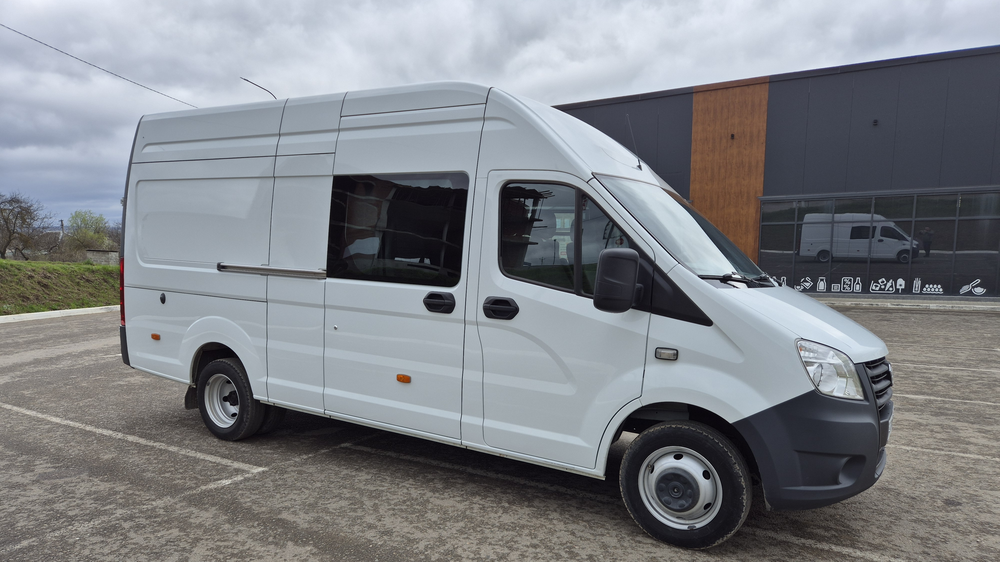 Газель Некст ЦМФ 7мест,двигатель бензин, пробег 78т.км. год выпуска 2023.