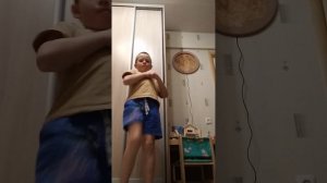 Папа учится играть на гитаре.mp4