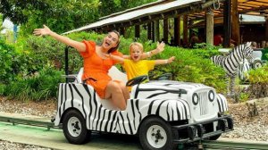 Мама учит Криса и Ники играть вместе в Леголенде.