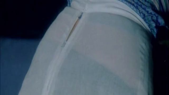 Девушка нагнулась в юбке и она растегнулась