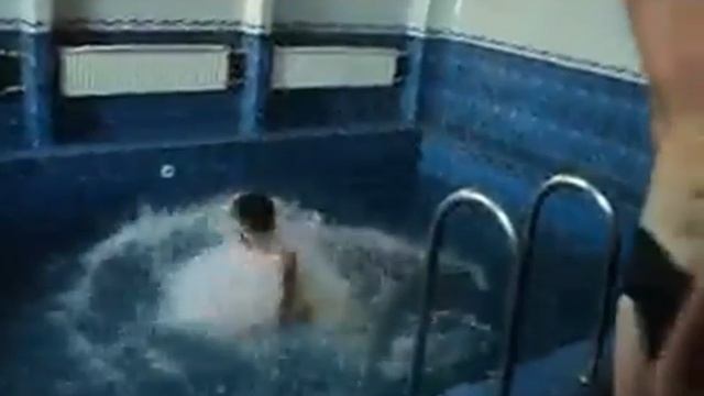 Прыгнули в бассейн, замутив по полной!