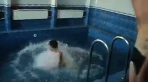 Прыгнули в бассейн, замутив по полной!