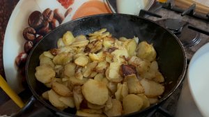 Мукбанг.Жвреный картофель ,глазунья,лечо и нарезка.