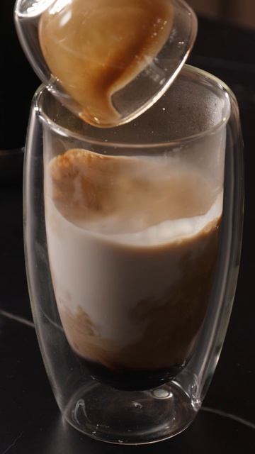 Готовим шоколадно-кокосовый латте макиато вместе с техникой SMEG