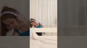 я показываю что у меня есть в тумбе