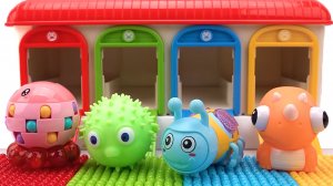 Мультики малышам. Залипалки. Радужные мячики-сжимайки и разноцветный гараж. Забавные игрушки.