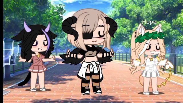 она уже подружилась с Тиной и Хоуп! 2 сезон и я уже не помню какая серия 