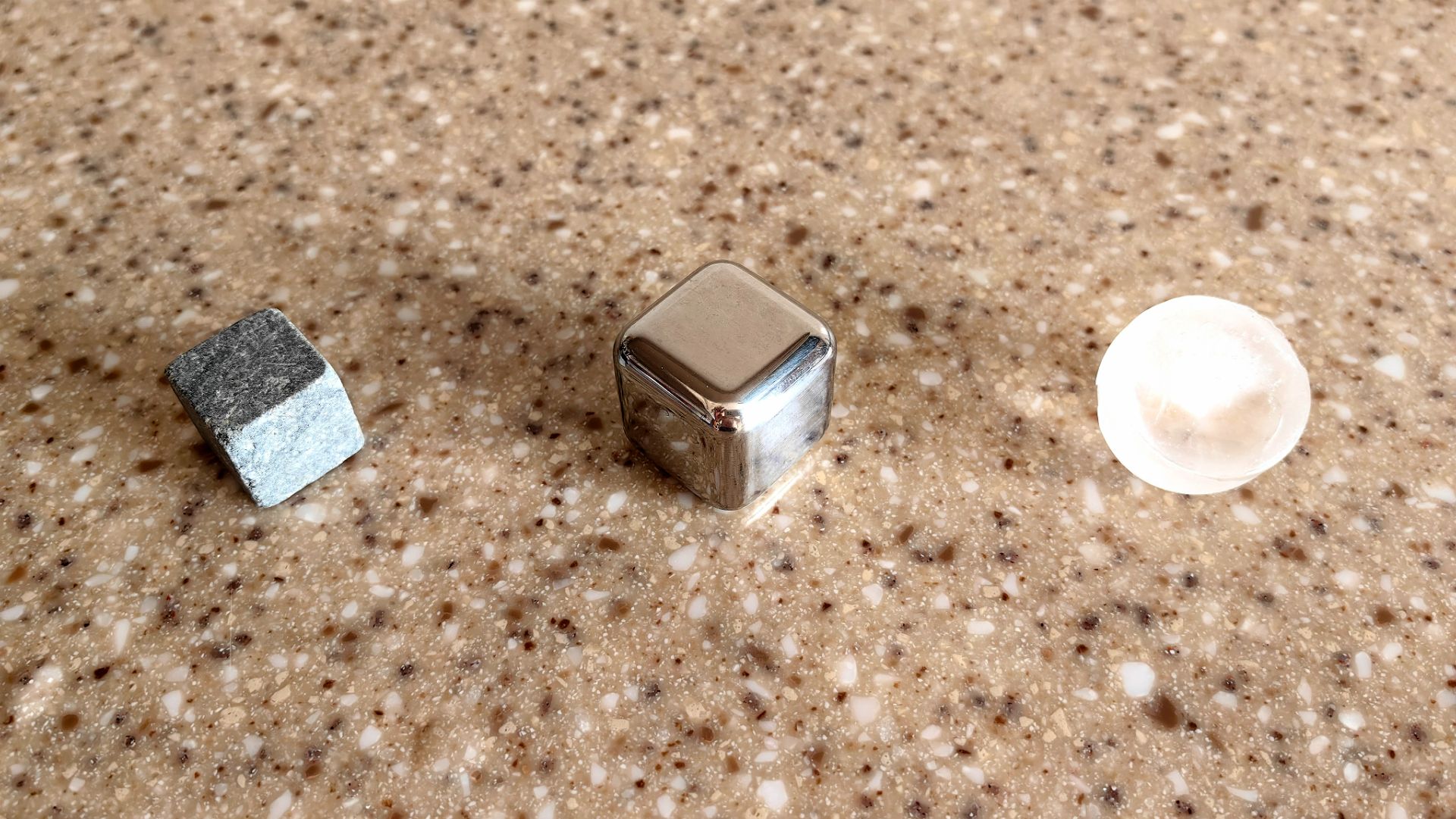 Что лучше для охлаждения напитка - стеатит, лёд или сталь