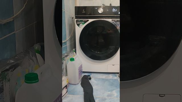 стиральная машина пытается выжать бельё сливной шланг засорился