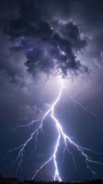 Гром и молния: потрясающее шоу природы #молния #погода #природа