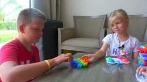 СОФУНЬЯ ШАЛУНЬЯ - СОФИЯ ИГРАЕТ С БРАТОМ.