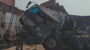 Грузовик раздавлен всмятку. Смогут ли отремонтировать пакистанские механики?