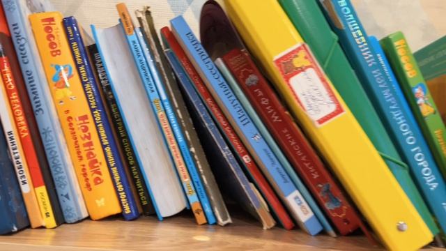 Проводили папу на работу и ждем, когда проснется сестренка. Утро с Полиной и Есенией