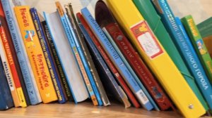 Проводили папу на работу и ждем, когда проснется сестренка. Утро с Полиной и Есенией