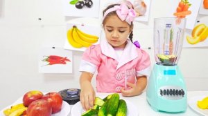 Мия игрет в кафе и делает полезные смузи для Насти ｜ Вес