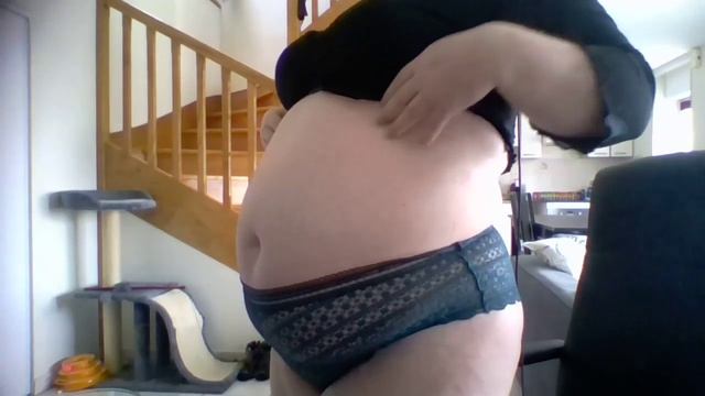 пухлая девушка пьет 3 литра колы с ментосом
(часть 2)