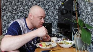 Мукбанг. На обед котлеты из куриной грудки с майонезом, картошка, яйца и салат.