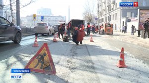 В Новосибирске ямы на дорогах начали ремонтировать холодным асфальтом