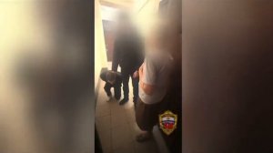 🔴В Москве опера взяли курьера мошенника и поставили на колени перед 86-летней бабушкой🔴