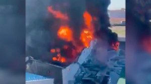 Момент прилета беспилотника по нефтяным резервуарам в Ираке попал на видео.