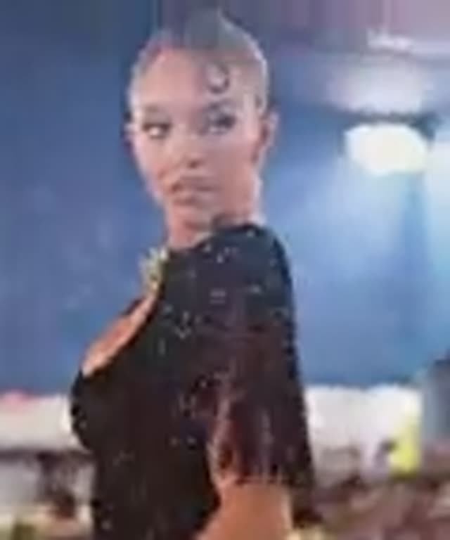 Блондинка с большими сиськами? - Нет!