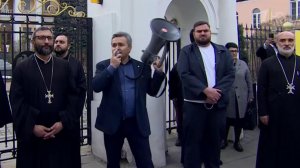 У посольства Армении в Москве прошел митинг в поддержку Армянской апостольской церкви.