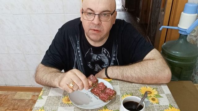 Мукбанг. Бутерброды с колбасой, с икорной намазкой и кофе. Призраки усадьбы Трубецких.