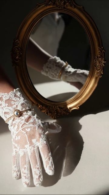 Элегантность в деталях: кружевные перчатки и зеркало #мода #стиль #фотоискусство