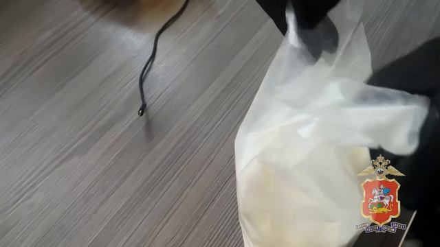 В г.о. Мытищи полицейские задержали женщину, которая пыталась сбыть около килограмма наркотика