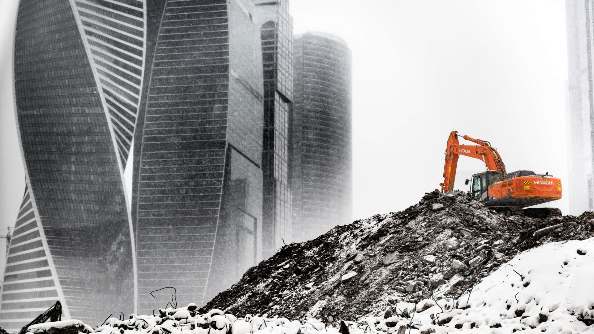 Парк экскаваторов Hitachi работает на площадке в 806‑м квартале