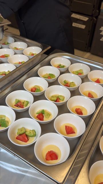 Креветка айоли с томатами и авокадо🥑 – легкая закуска для фуршета.