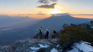 На вершине горы Южная Демерджи в ожидании заката Крым март 2026