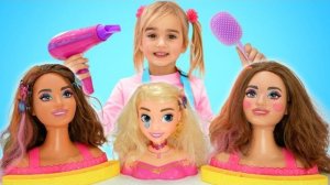 Алиса помогает своим друзьям в салоне красоты!