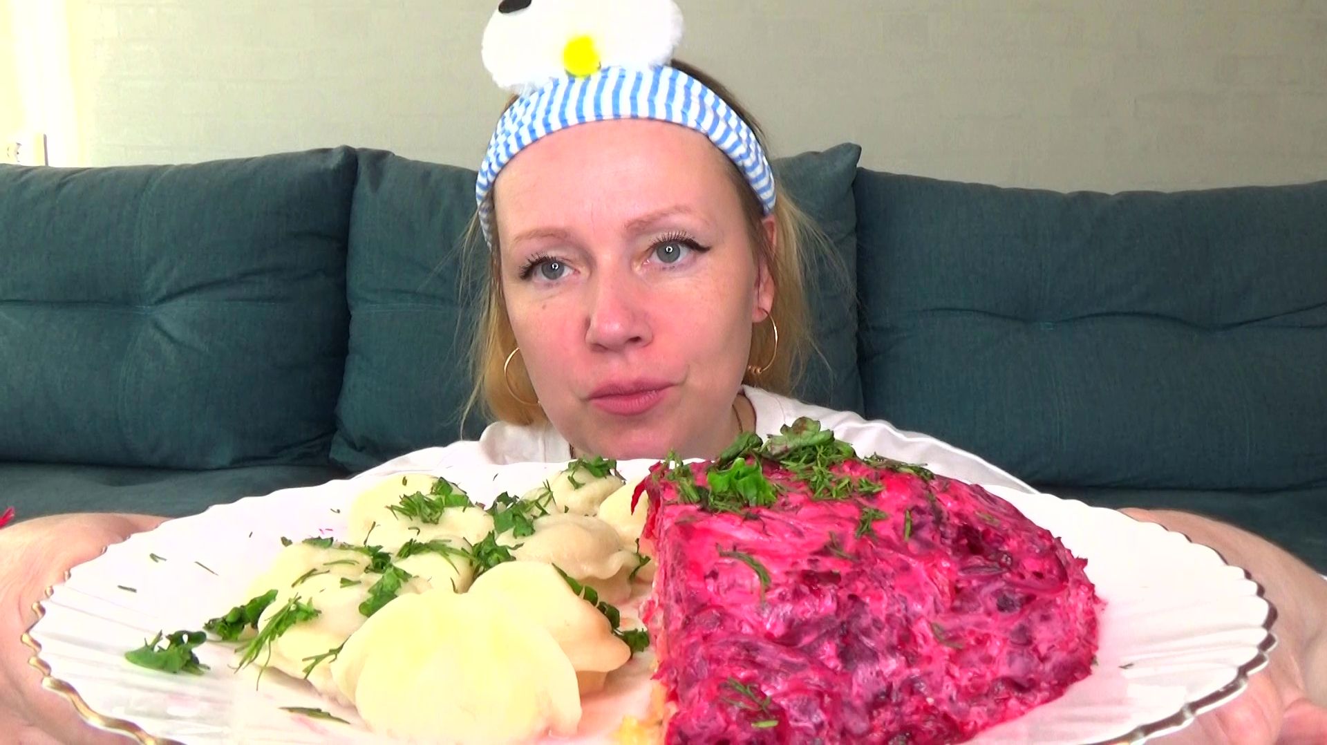 Мукбанг от Яны в образе Пельмени с аджикой, селедка под шубой. Еда вкуснота. смотреть онлайн