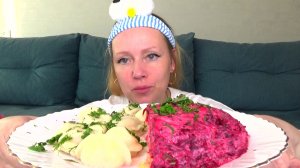 Мукбанг от Яны в образе Пельмени с аджикой, селедка под шубой. Еда вкуснота.