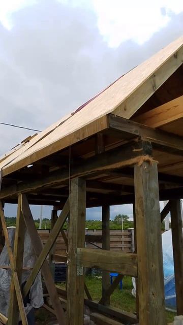 Уложили на крышу ОСБ.