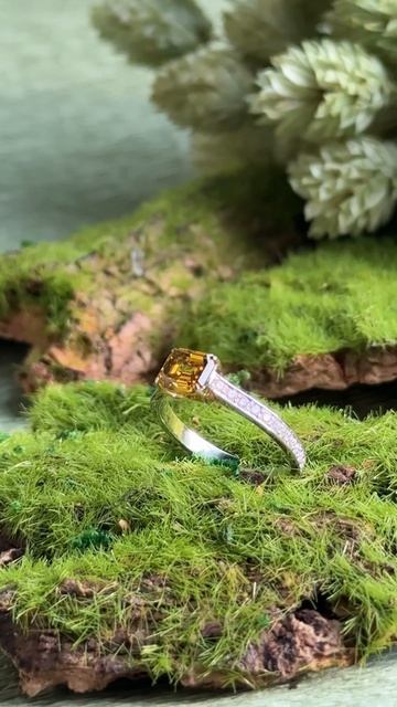 Удивительный оттенок фантазийного желтого цвета бриллианта: Fancy Deep Brownish Yellow.