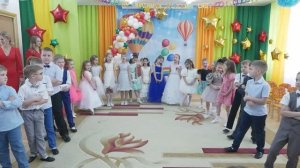 Красивый выход выпускников, на утреннике в детском саду