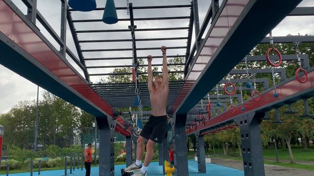 俄罗斯男子在单杠上锻炼，力求成为更优秀的机器学习工程师 || 让我们一起努力吧 :)