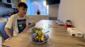 Пришли на новую квартиру поесть, 🤪 шутка, доделываем дела, пьём кофе и го за кошками