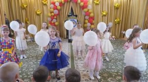 Нежный танец с шариками на выпускном в детском саду