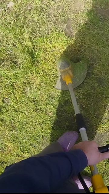 Стрижка газона электрокосилкой Huter